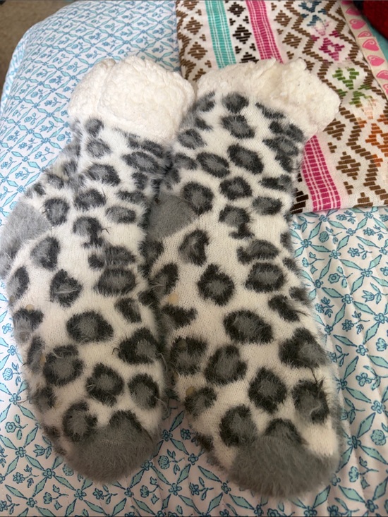 Shoes - Cozy Leopard Print Fuzzy Socks - Gray & White